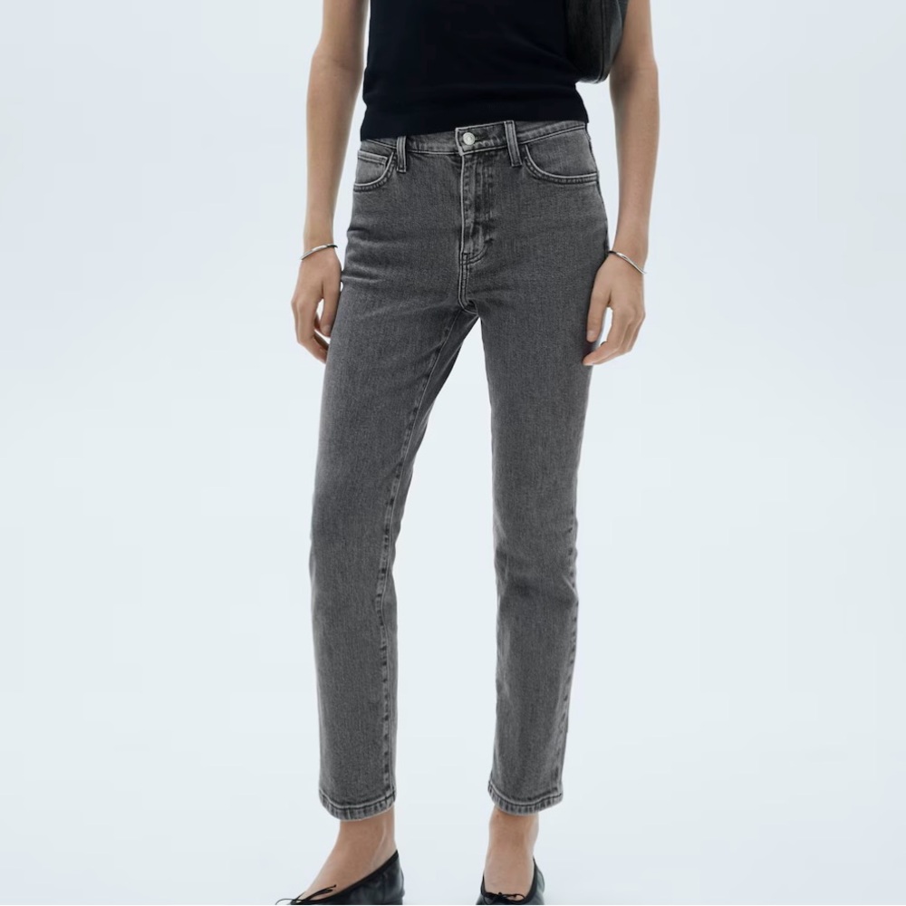 Slim high waist, tight fit , cropped length. Never worn.
